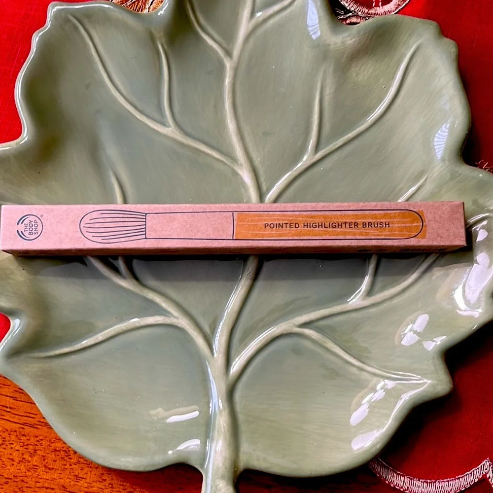 The Body Shop Highlighter Brush. New in box.